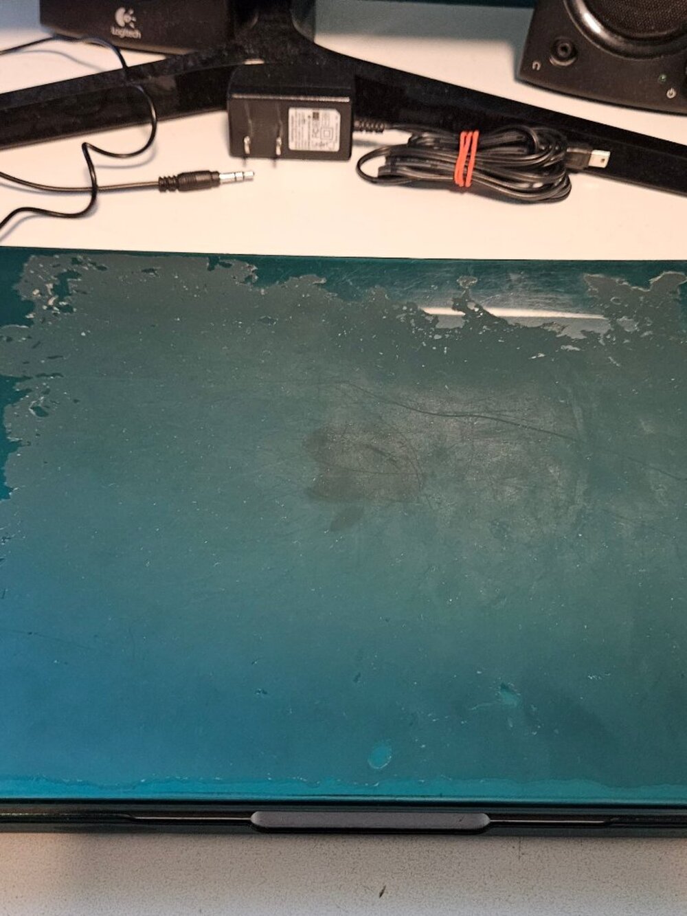 Apple MacBook Air (M2, 2022) – Works Well – Dent (Doesn’t Fully Close)